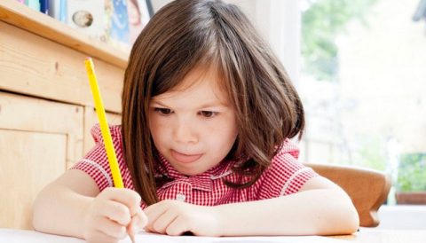 Bambina che svolge i compiti a casa