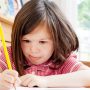 Bambina che svolge i compiti a casa