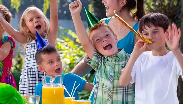 Giochi per festa di compleanno all'aperto, al parco o in giardino