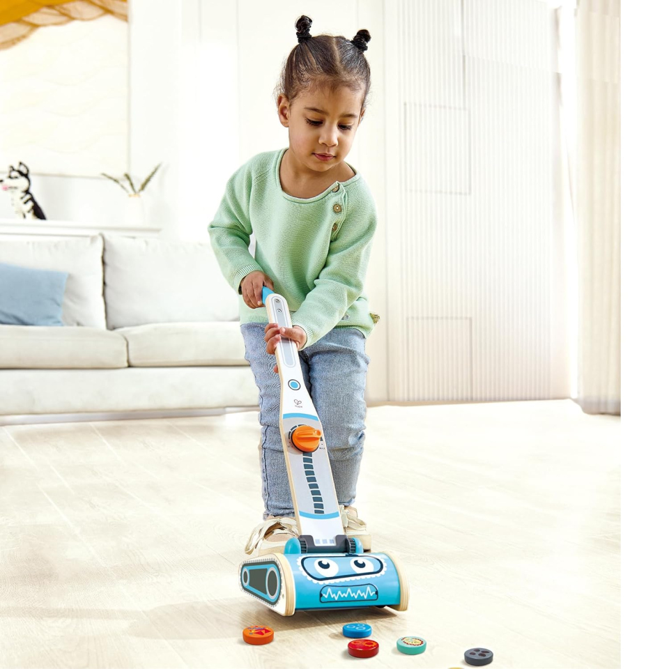 Hape Aspirapolvere Giocattolo con Robot – Gioco di Imitazione in Legno