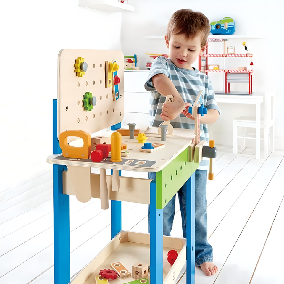 Hape Banco da Lavoro in Legno 35 Pezzi – Gioco Educativo dai 3 Anni