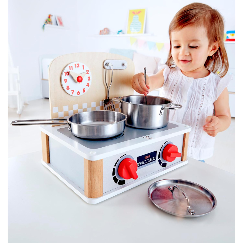 Hape Cucinetta Portatile 2 in 1 in Legno con Piastra, Griglia e Utensili