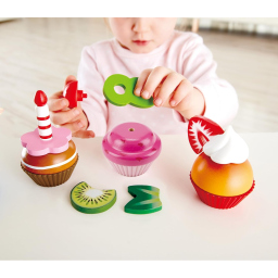 Hape Cupcake – Set Pasticceria in Legno con Topper Decorativi