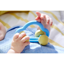 Hape Macchinina Sonaglio in Riso Giapponese – Gioco Sensoriale dai 6 Mesi