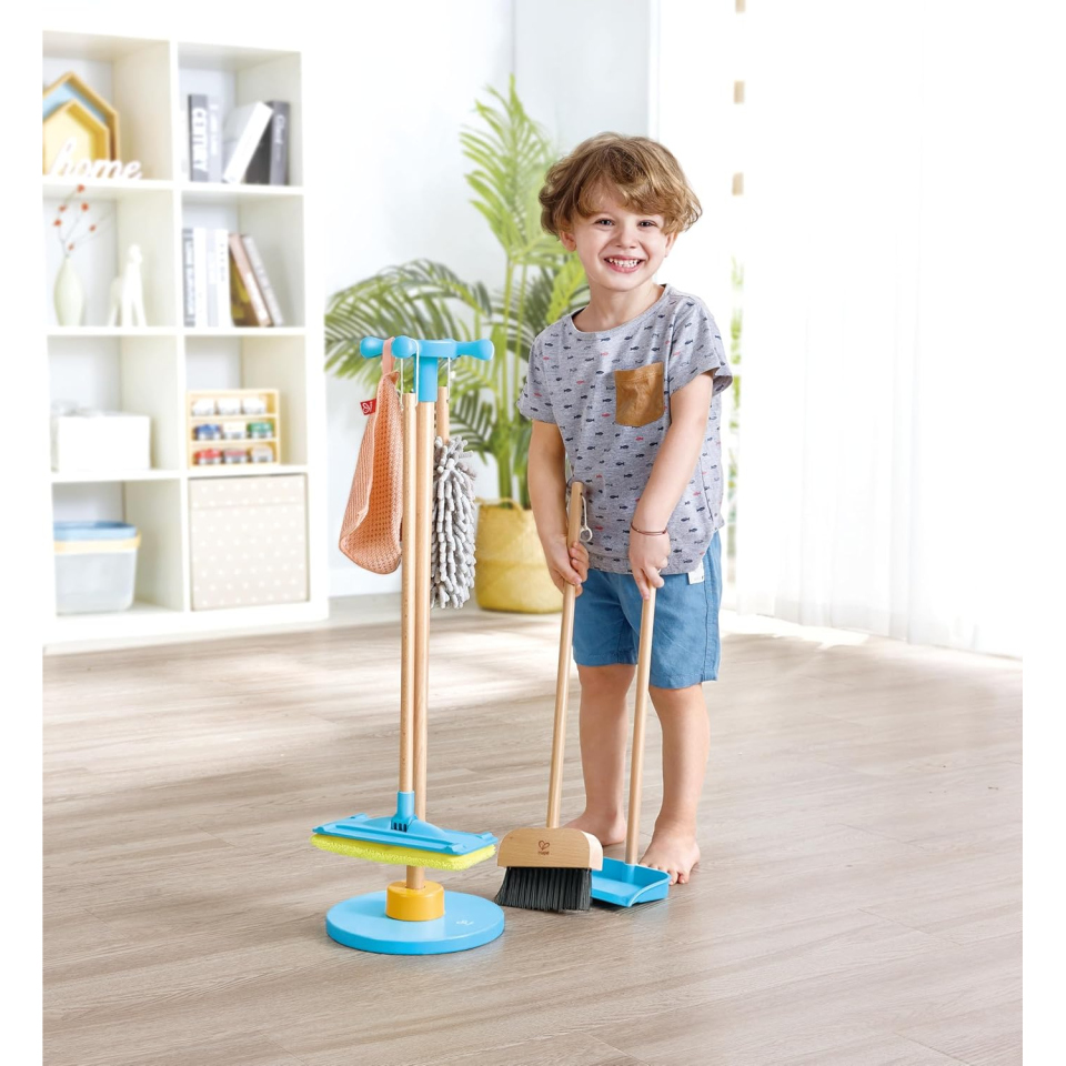 Hape Set Pulizia in Legno con Supporto – 6 Pezzi per Bambini