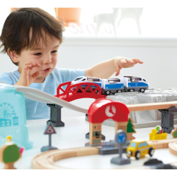 Hape Set Treno in Città con Binari e Personaggi in Legno