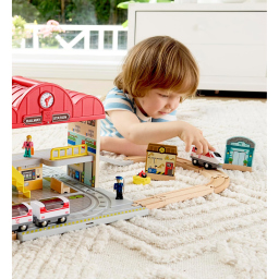 Hape Stazione Ferroviaria Portatile in Legno con Trenino e Personaggi