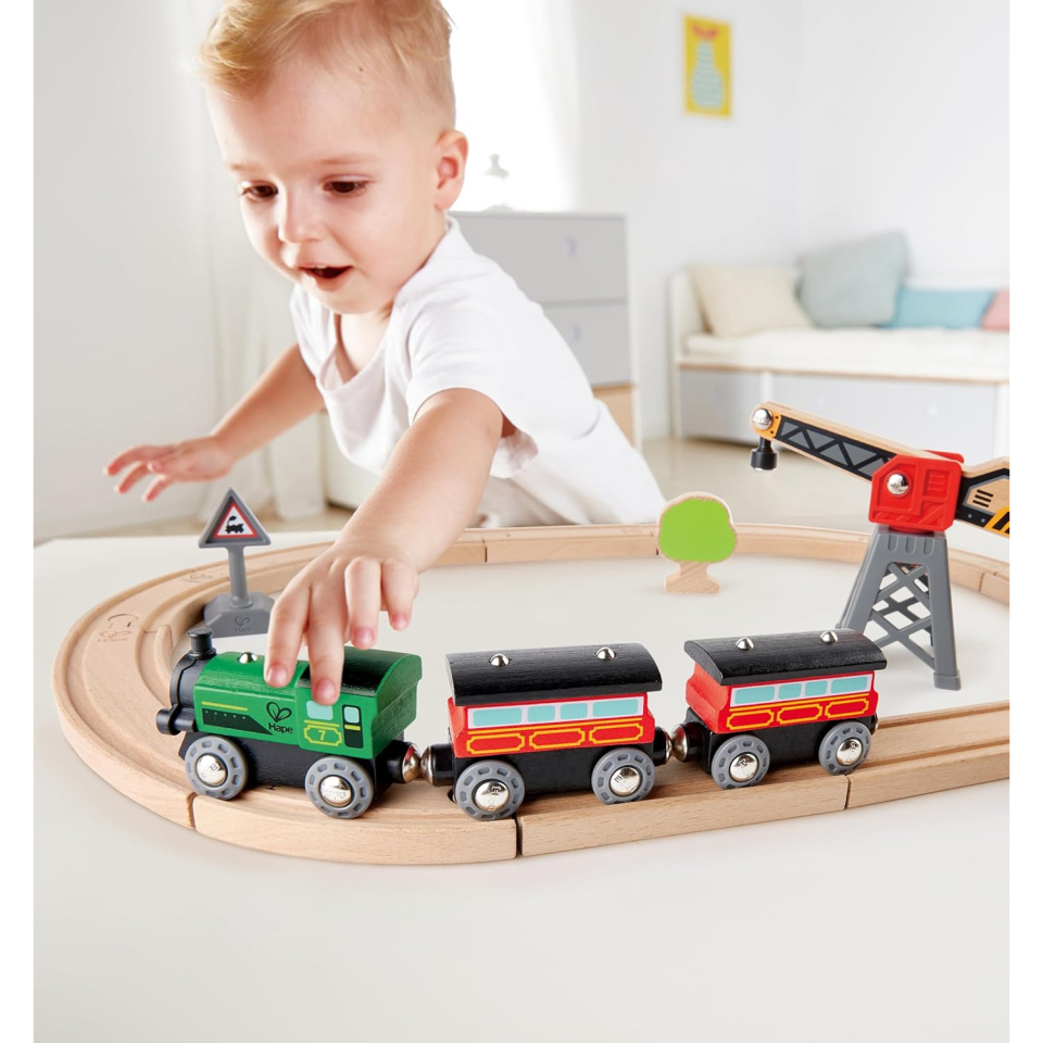 Hape Treno a Vapore in Legno con Vagoni Magnetici