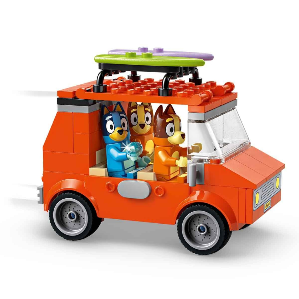 LEGO Bluey Vacanza in Spiaggia con Auto, Surf e 3 Minifigure