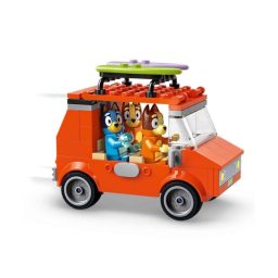 LEGO Bluey Vacanza in Spiaggia con Auto, Surf e 3 Minifigure