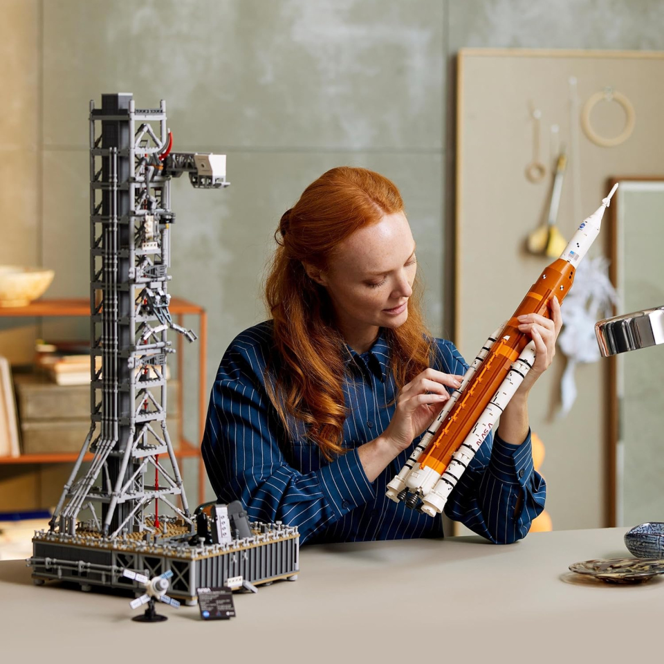 LEGO Icons NASA Artemis – Razzo Spaziale e Torre di Lancio 10341