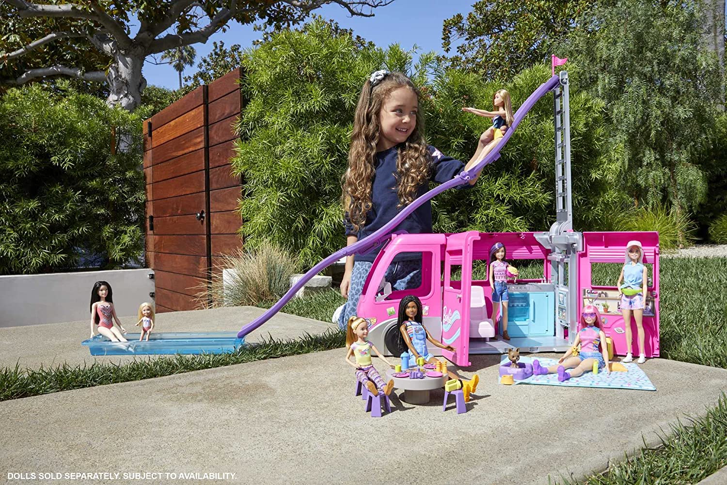 Barbie Camper dei Sogni - Trasformabile con Scivolo e Piscina e 60 Accessori - Mattel - immagine 2