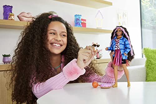 Barbie Extra Bambola Fashion n.13 con abito stile Basket, Shorts e cucciolo