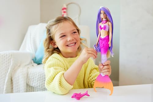 Barbie Malibu Sirena che Cambia Colore in Acqua, Cucciolo di Delfino incluso, HRP97
