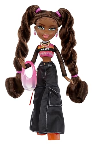 Bratz Sasha, Fashion Doll con 10 accessori e poster, da 6+ anni