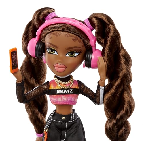 Bratz Sasha, Fashion Doll con 10 accessori e poster, da 6+ anni