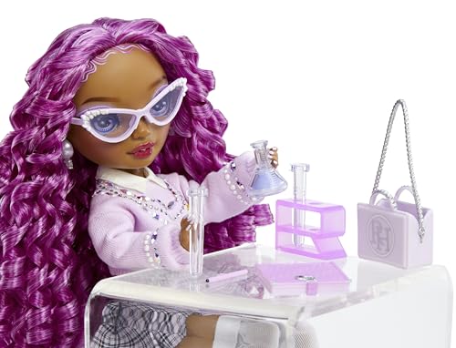 Rainbow High Lilac Lane, Bambola alla moda viola con abiti e occhiali - Fashion Doll