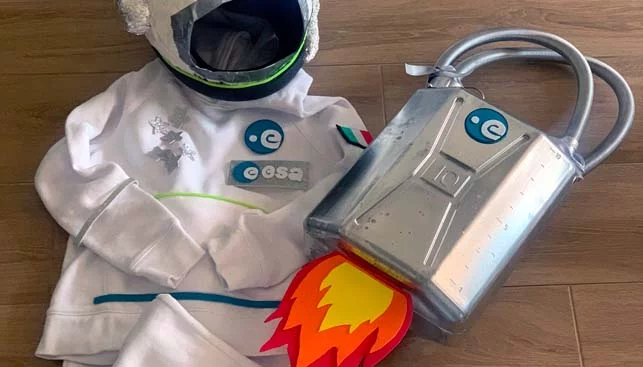 Vestito di Carnevale da astronauta con casco fai da te