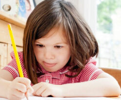 Bambina che svolge i compiti a casa