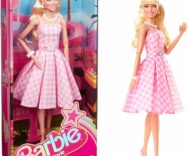 Barbie The Movie – Margot Robbie – Bambola del Film Collezione con Abito Vintage a Quadretti Rosa e Bianco -HPJ96