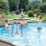 Gioco di gruppo in piscina con canestro gonfiabile