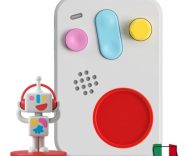 FABA – Raccontastorie interattivo per bambini con Cassa audio e Personaggio Sonoro – Luce notturna – Gioco educativo musicale, Versione Italiana