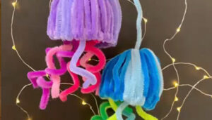 Lavoretto per bambini con scovolini colorati, come creare una simpatica medusa