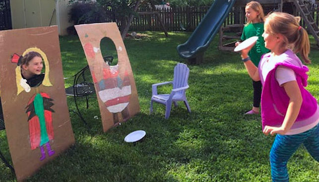 Festa di compleanno al parco, gioco torta in faccia